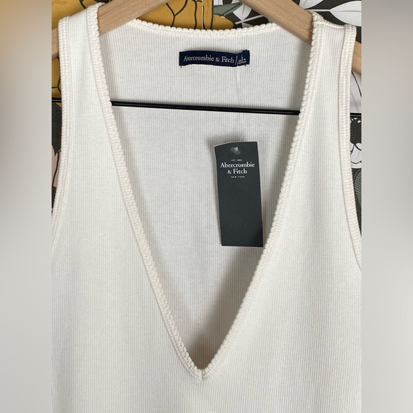 NWT Abercrombie & Fitch Seamless Rib Deep V-Neck Bodysuit Women Size Large - Picture 2 of 8